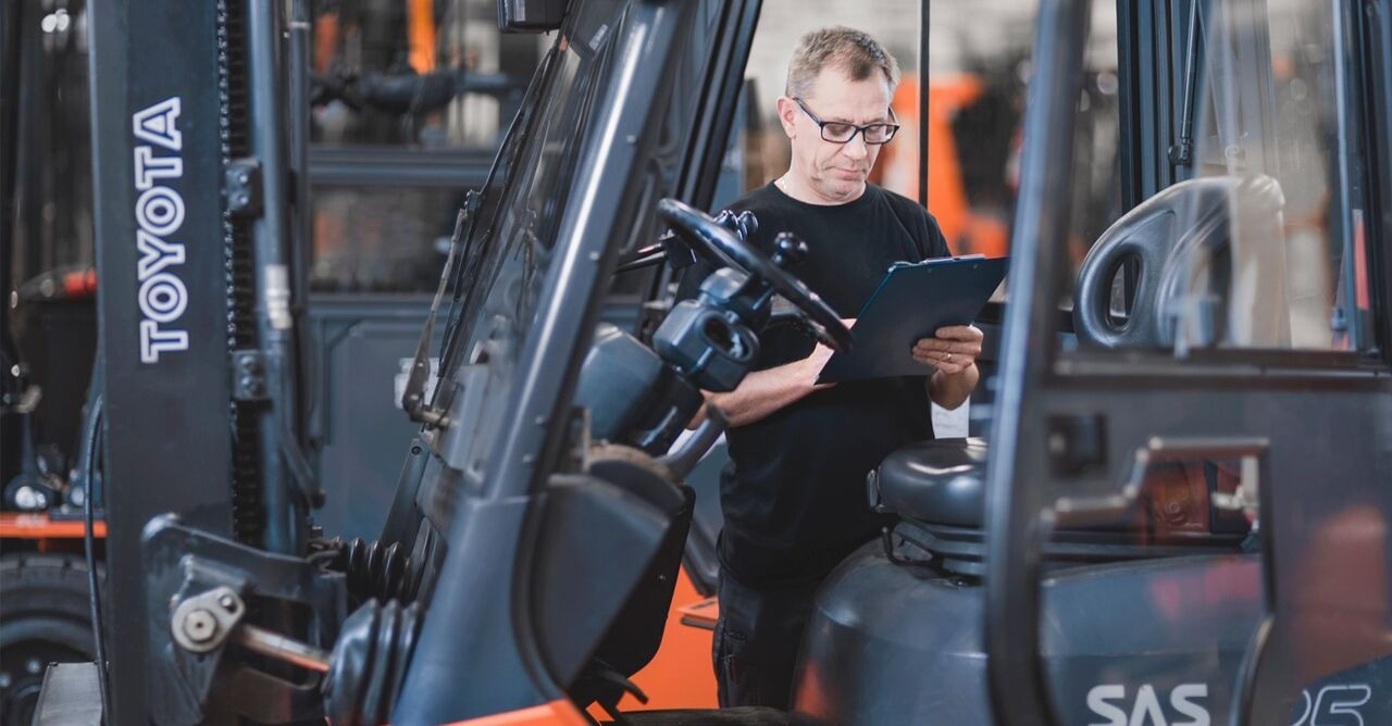Técnico especialista trabajando en autoelevador Toyota